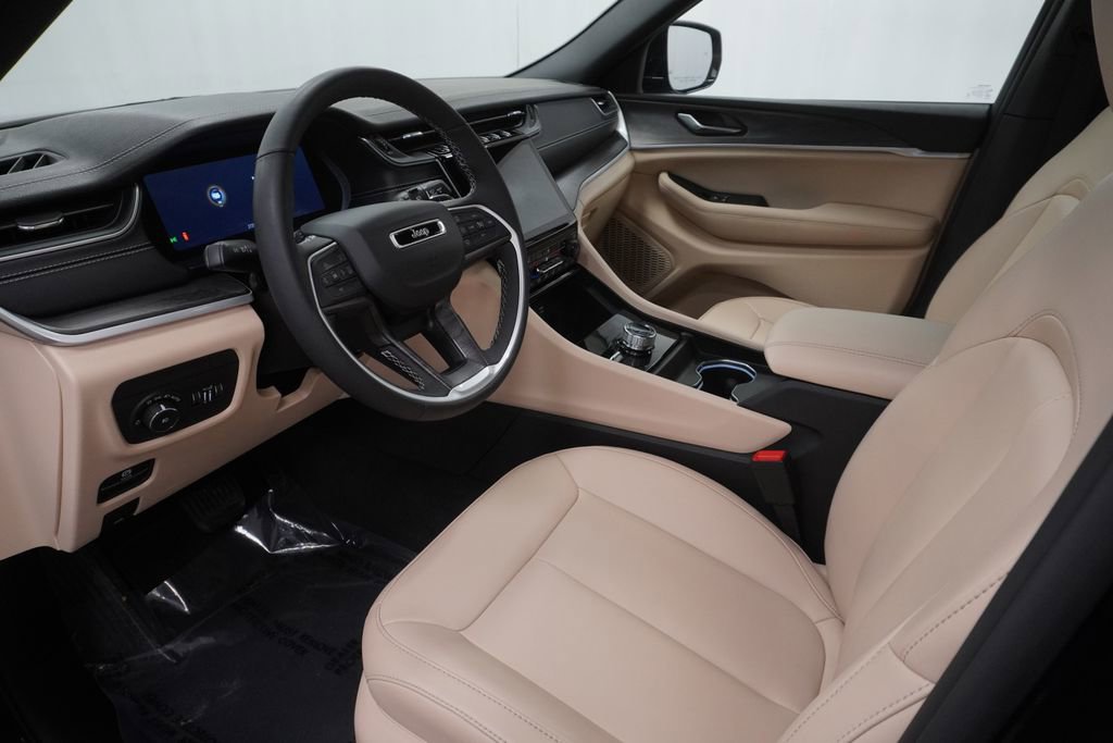 Certified 2024 Jeep Grand Cherokee Limited w/ Black Appearance Package image 18