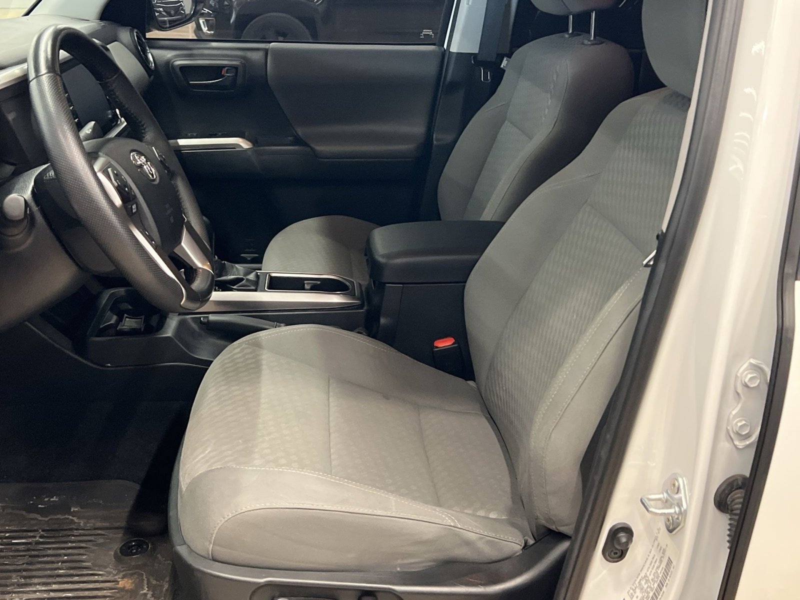 Used 2022 Toyota Tacoma SR5 w/ Technology Package image 11