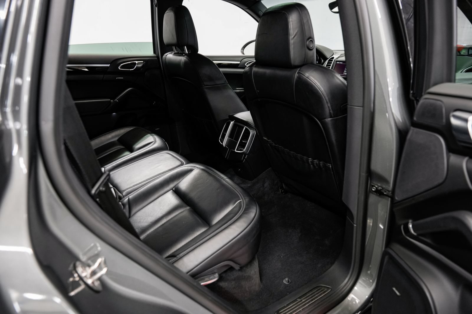 Used 2015 Porsche Cayenne Diesel AWD/4WD image 27