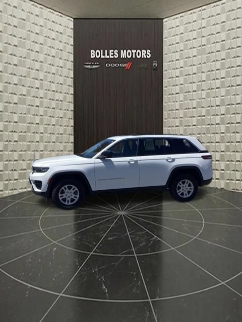 Certified 2023 Jeep Grand Cherokee Laredo AWD/4WD image 9