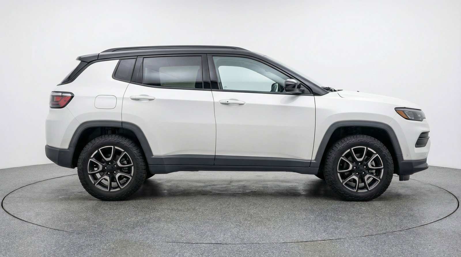Used 2025 Jeep Compass Trailhawk image 9
