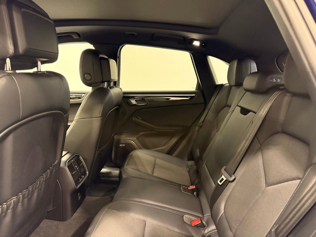Used 2022 Porsche Macan w/ Premium Package image 21