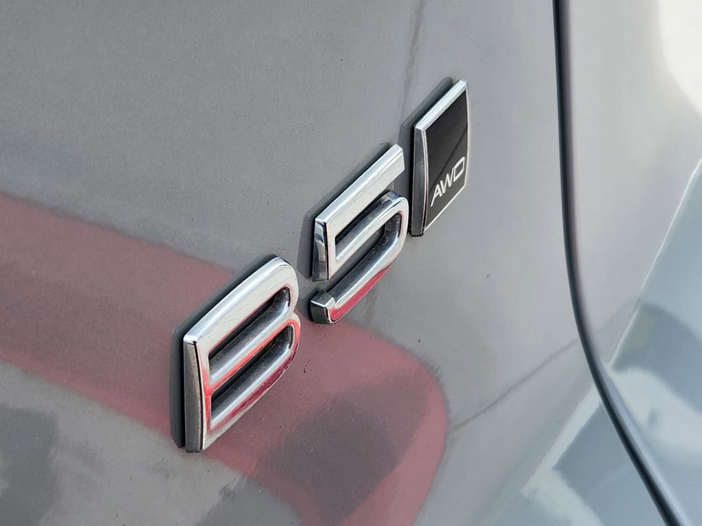 Used 2024 Volvo XC40 B5 Core image 7