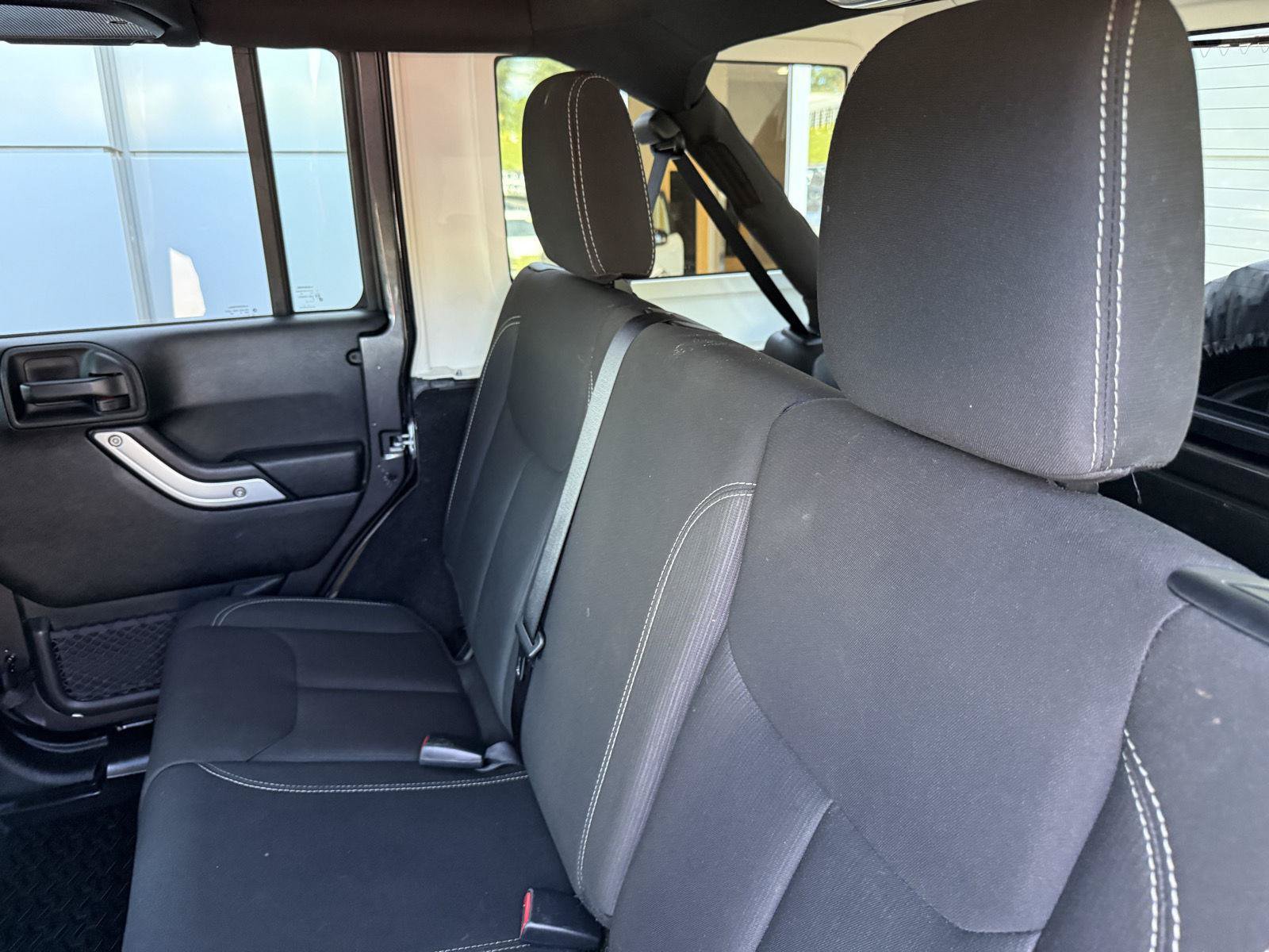 Used 2018 Jeep Wrangler Unlimited Rubicon w/ Connectivity Group AWD/4WD image 14