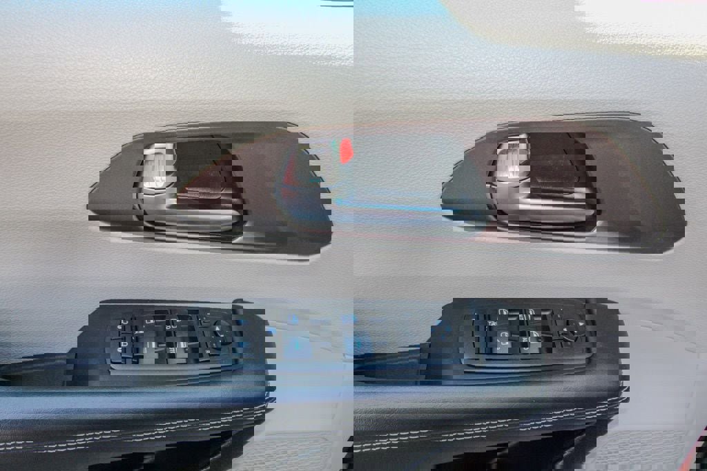 Used 2023 Chrysler Voyager LX image 12