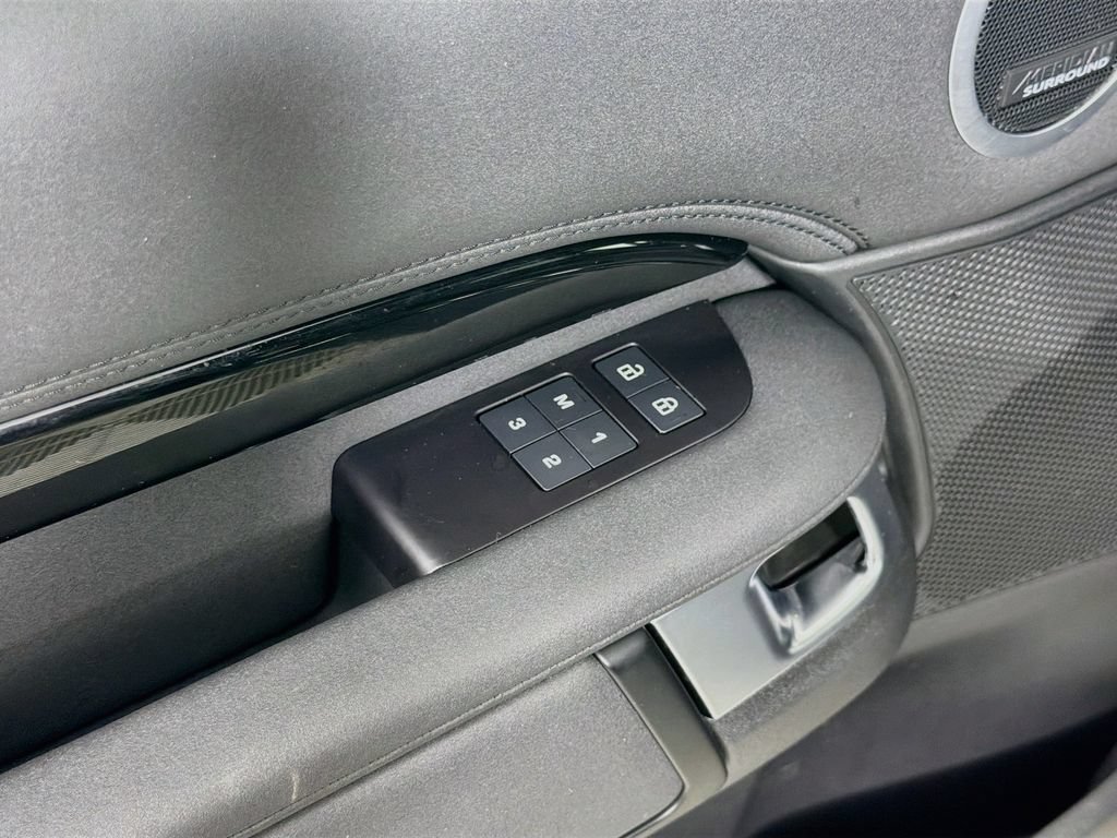Certified 2025 Land Rover Discovery S AWD/4WD image 18