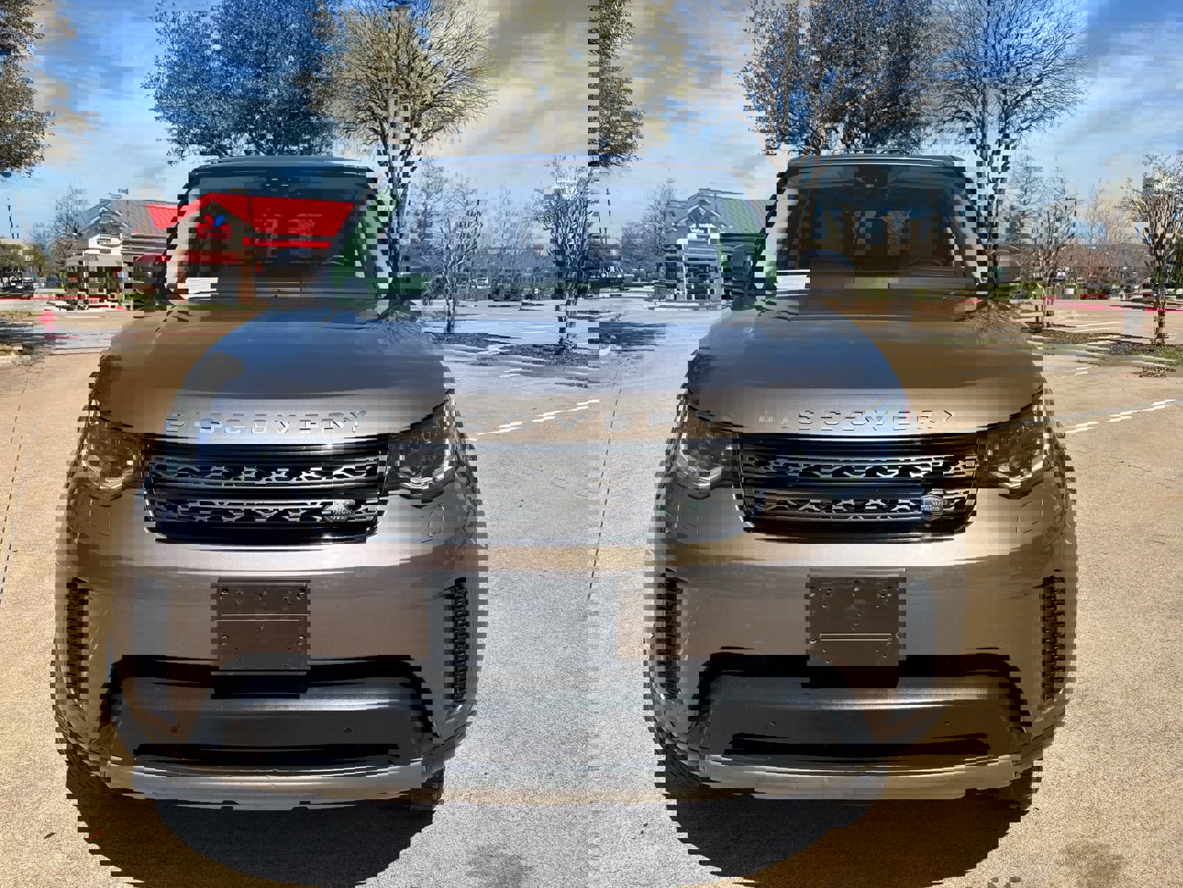 Used 2017 Land Rover Discovery SE image 2