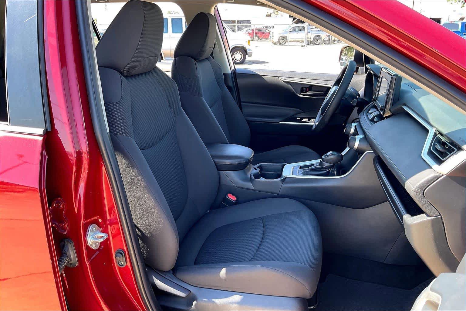 Used 2019 Toyota RAV4 LE FWD image 16