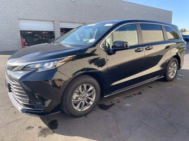 Used 2025 Toyota Sienna LE FWD image 4