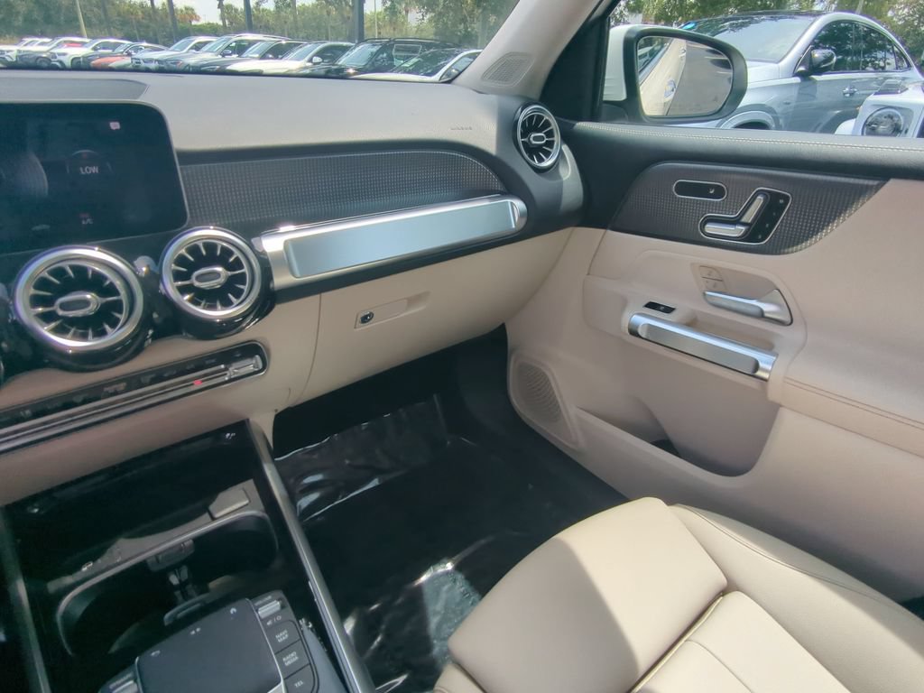 Used 2021 Mercedes-Benz GLB 250 w/ Premium Package image 4