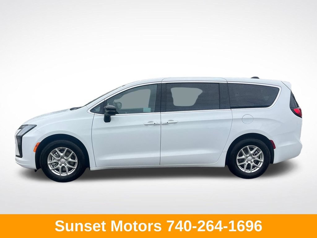 New 2027 Chrysler Pacifica Select FWD image 2