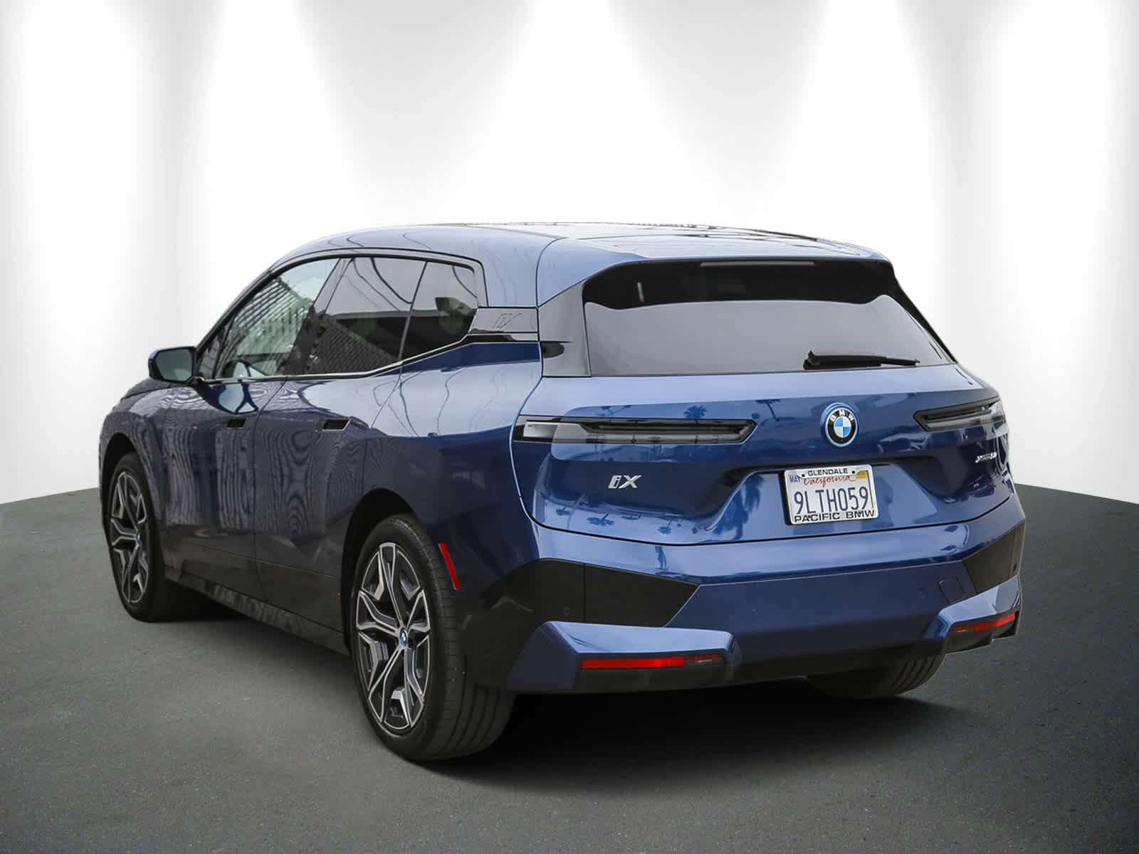 Used 2025 BMW iX xDrive50 w/ Premium Package image 4