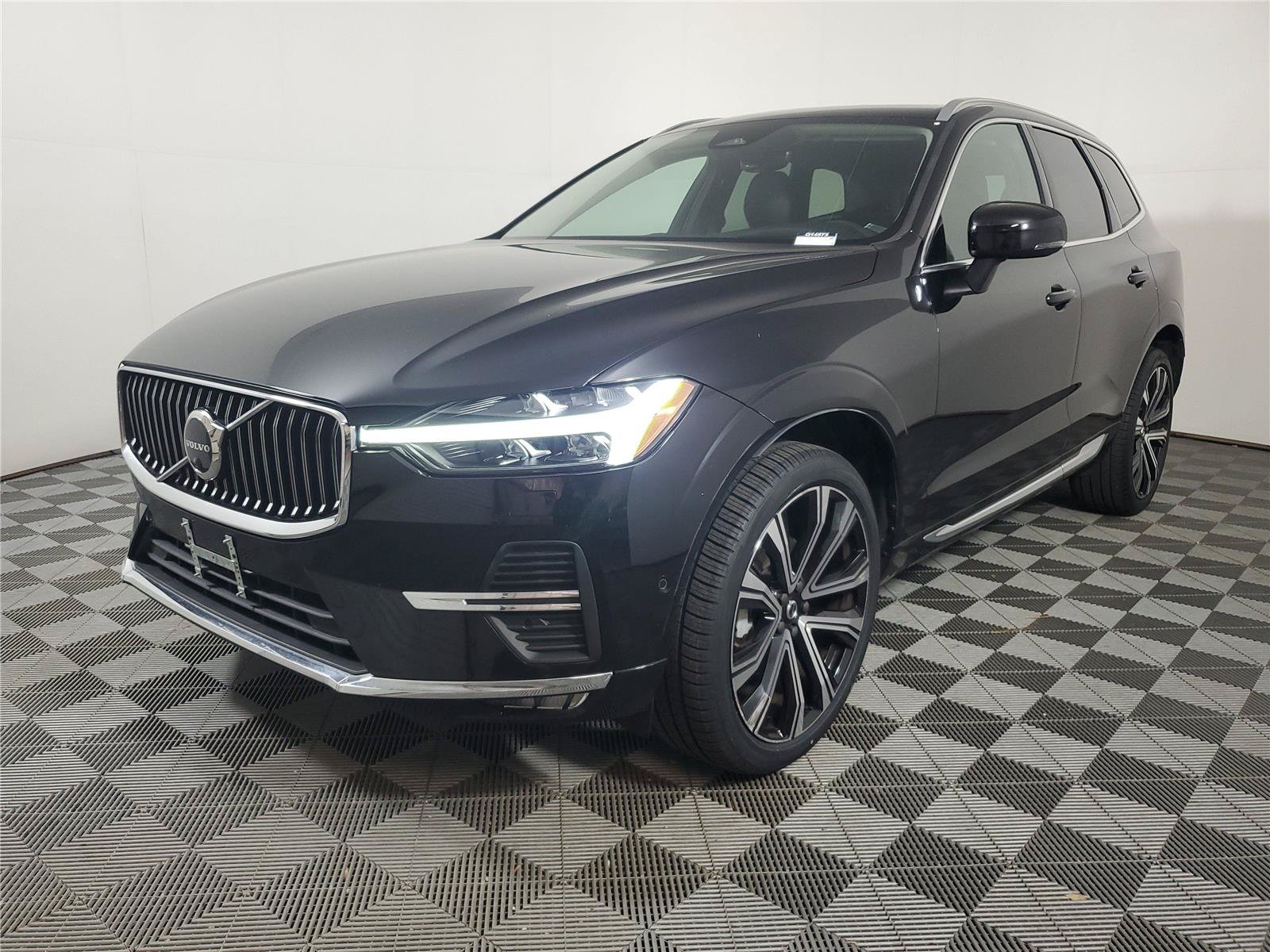 Certified 2023 Volvo XC60 B5 Ultimate w/ Climate Package FWD image 3