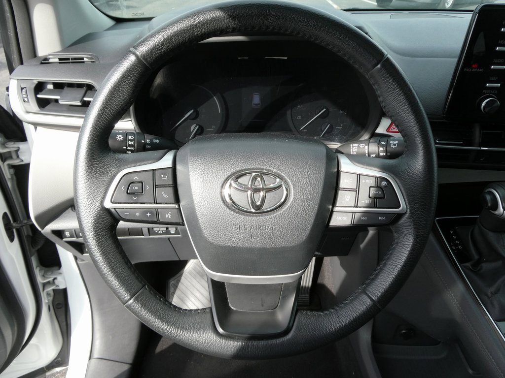 Used 2023 Toyota Sienna XLE image 4