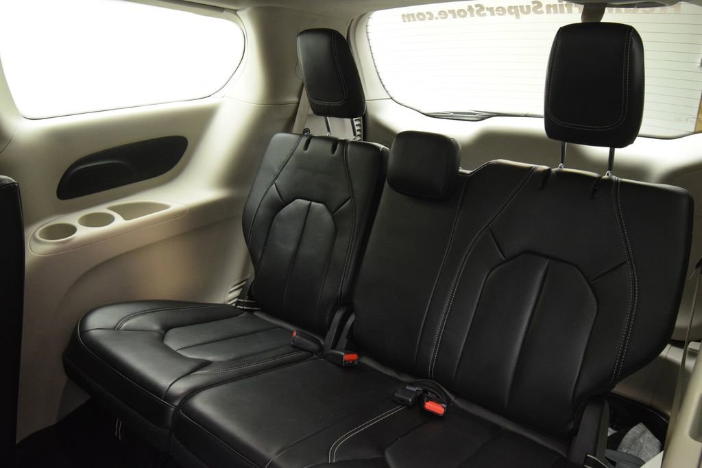 Used 2024 Chrysler Pacifica Touring-L image 16