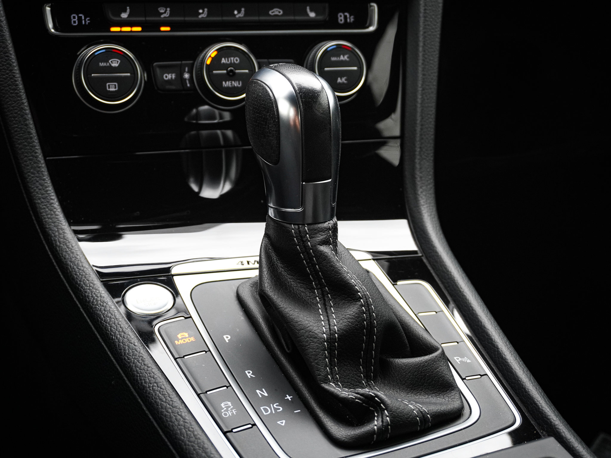 Used 2015 Volkswagen Golf R 4-Door image 26