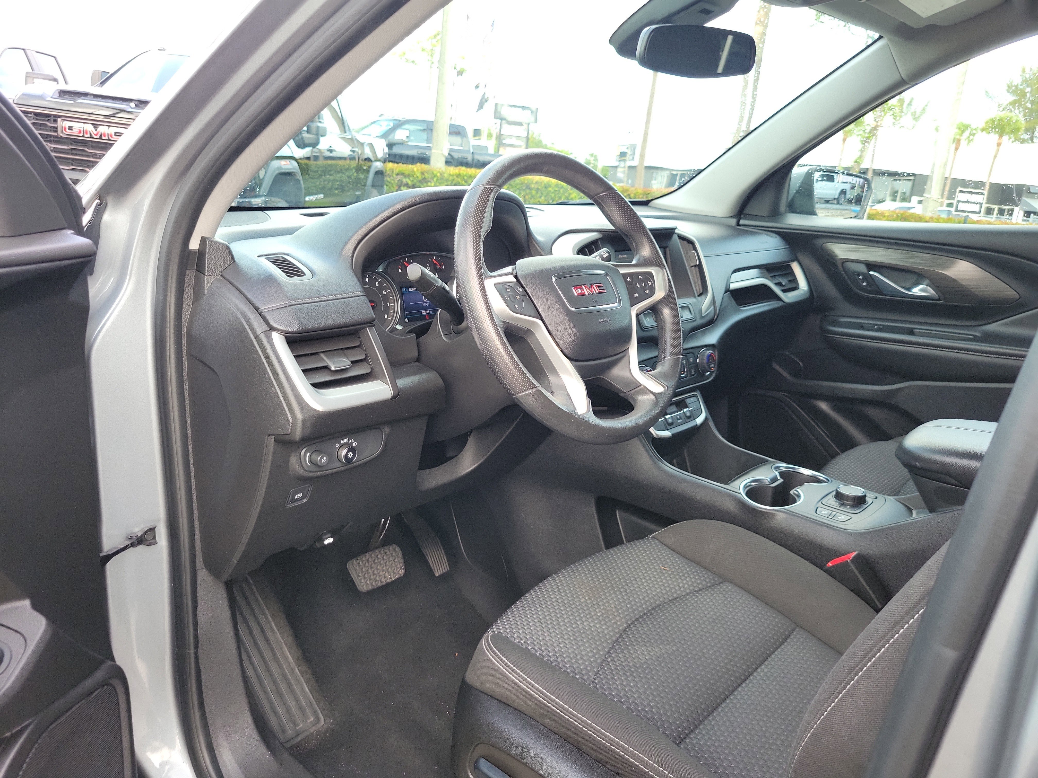 Used 2023 GMC Terrain SLE w/ Driver Convenience Package image 8