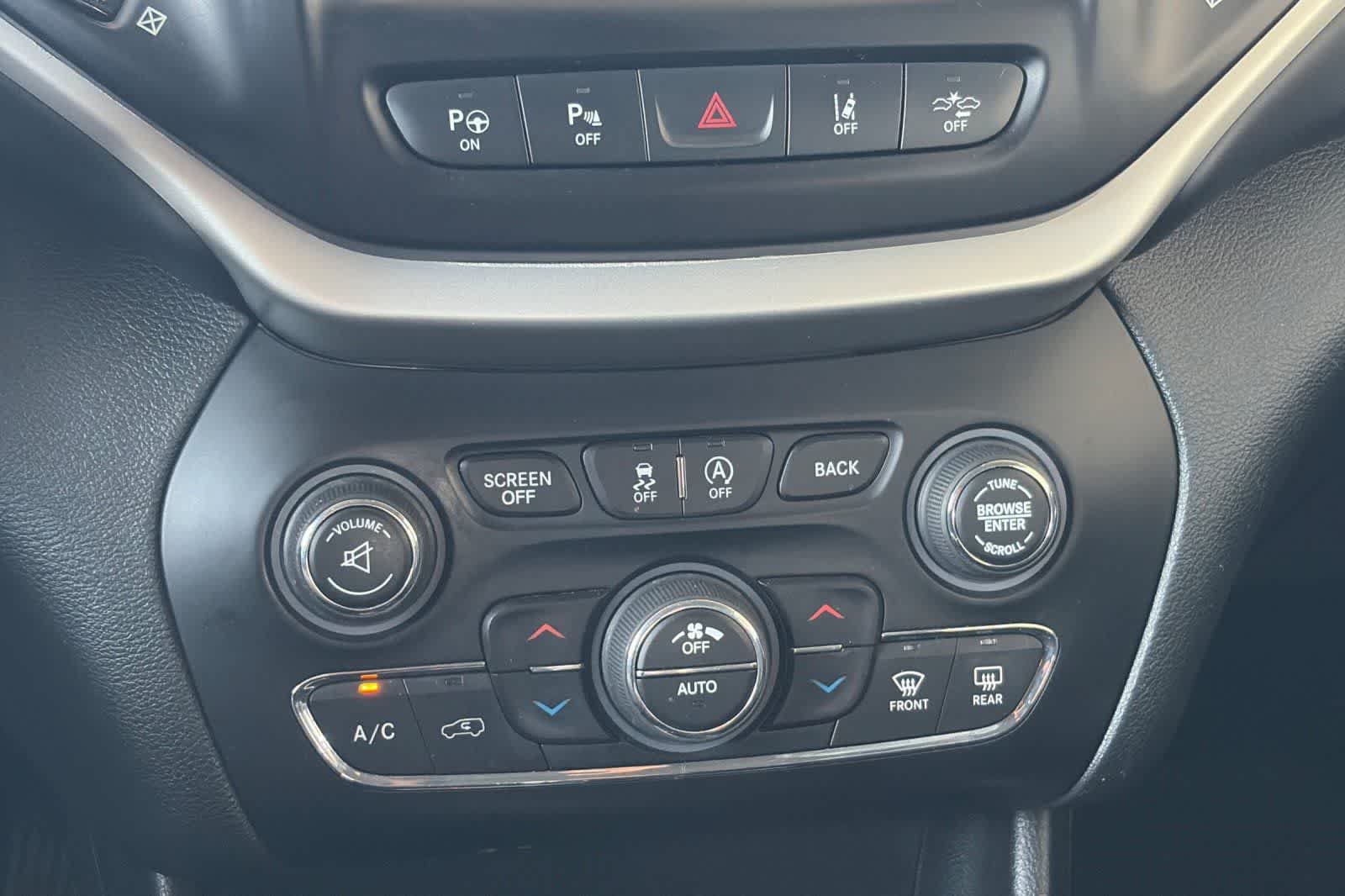 Used 2017 Jeep Cherokee Overland w/ Technology Group FWD image 22