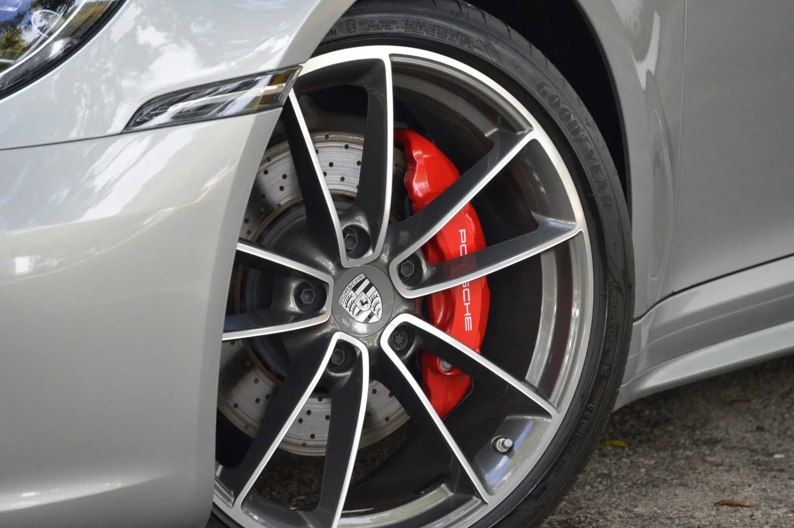 Used 2024 Porsche 911 Carrera 4S video 3