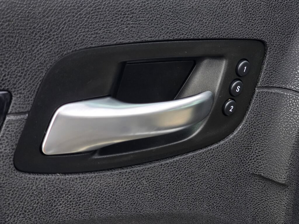 Used 2018 Chrysler 300 Limited AWD/4WD image 19