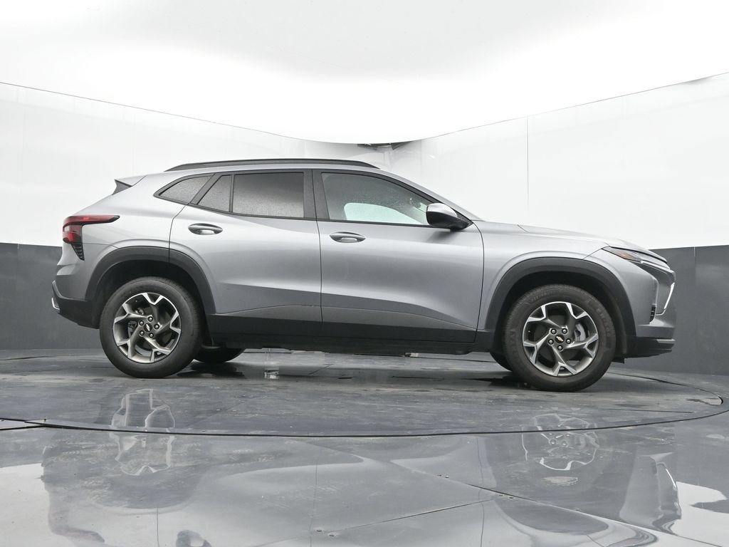 Used 2025 Chevrolet Trax LT FWD image 37