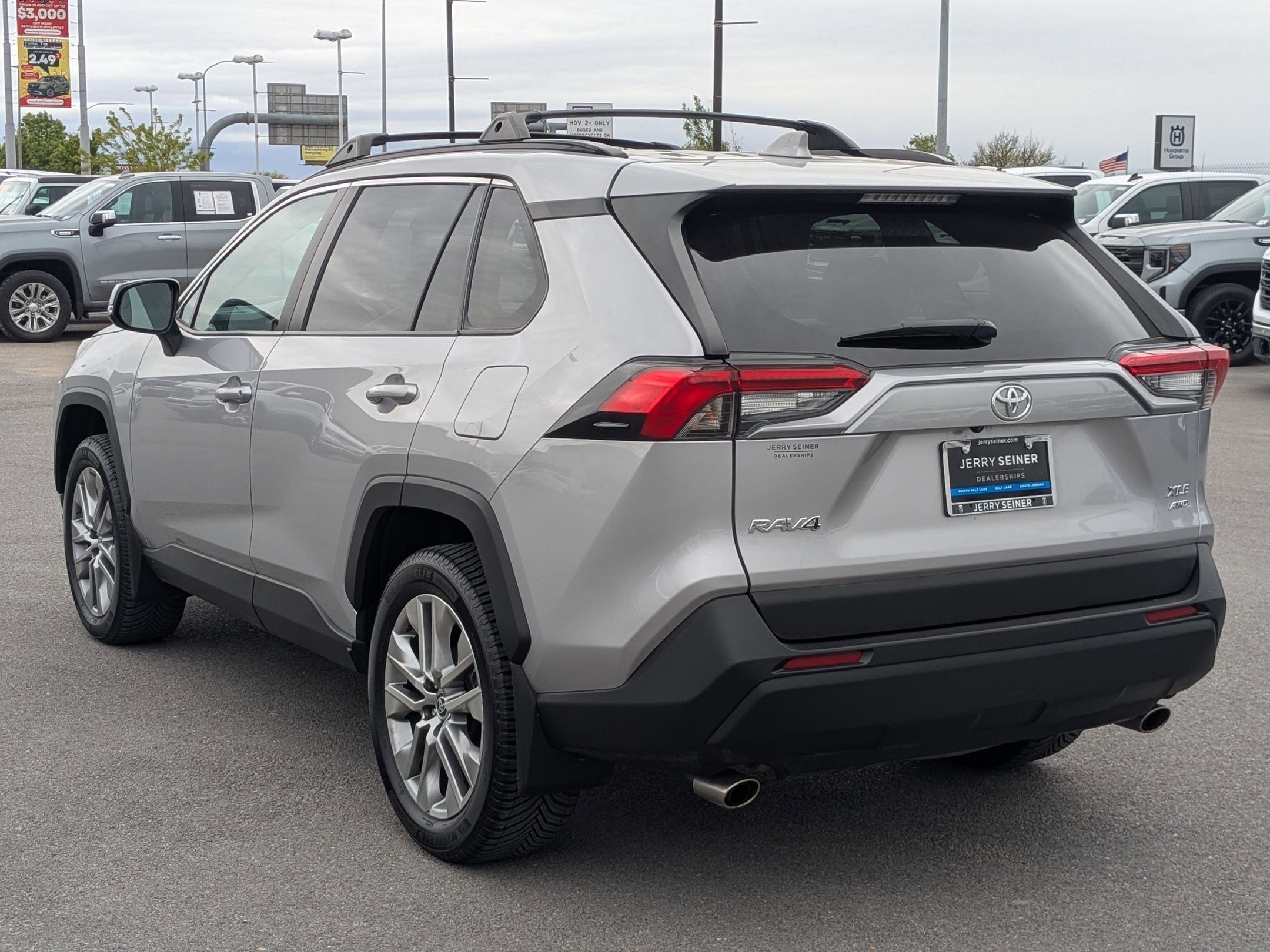 Used 2023 Toyota RAV4 XLE Premium image 3