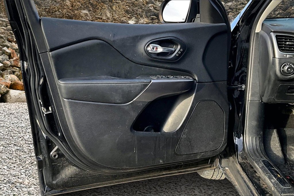 Used 2019 Jeep Cherokee Limited image 21