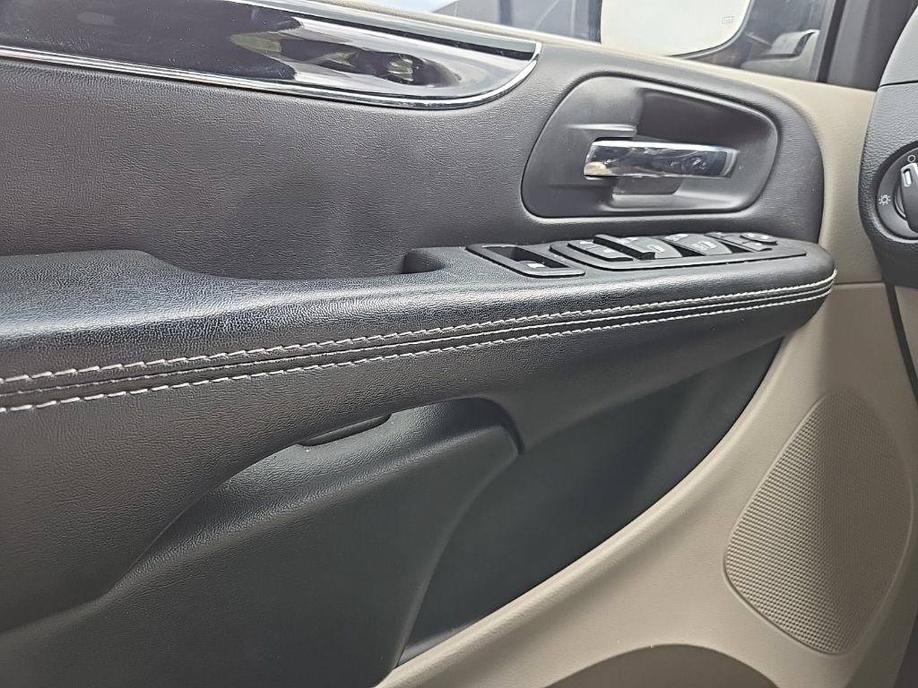 Used 2016 Dodge Grand Caravan SE FWD image 20