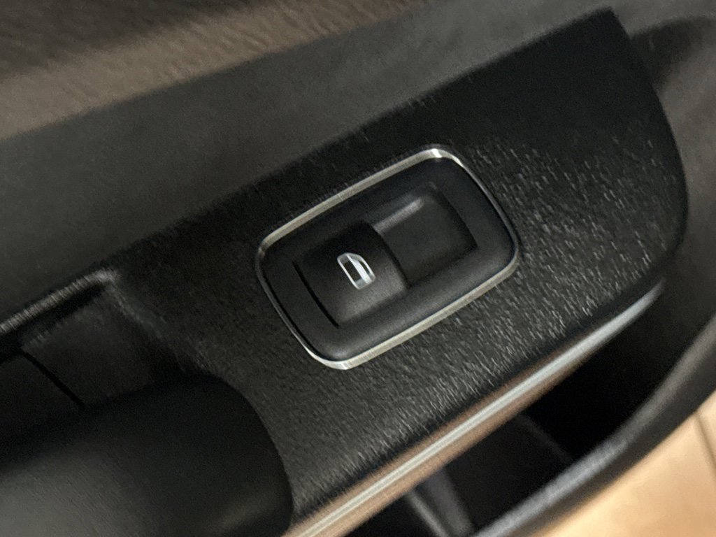 Used 2023 Chrysler 300 C image 28