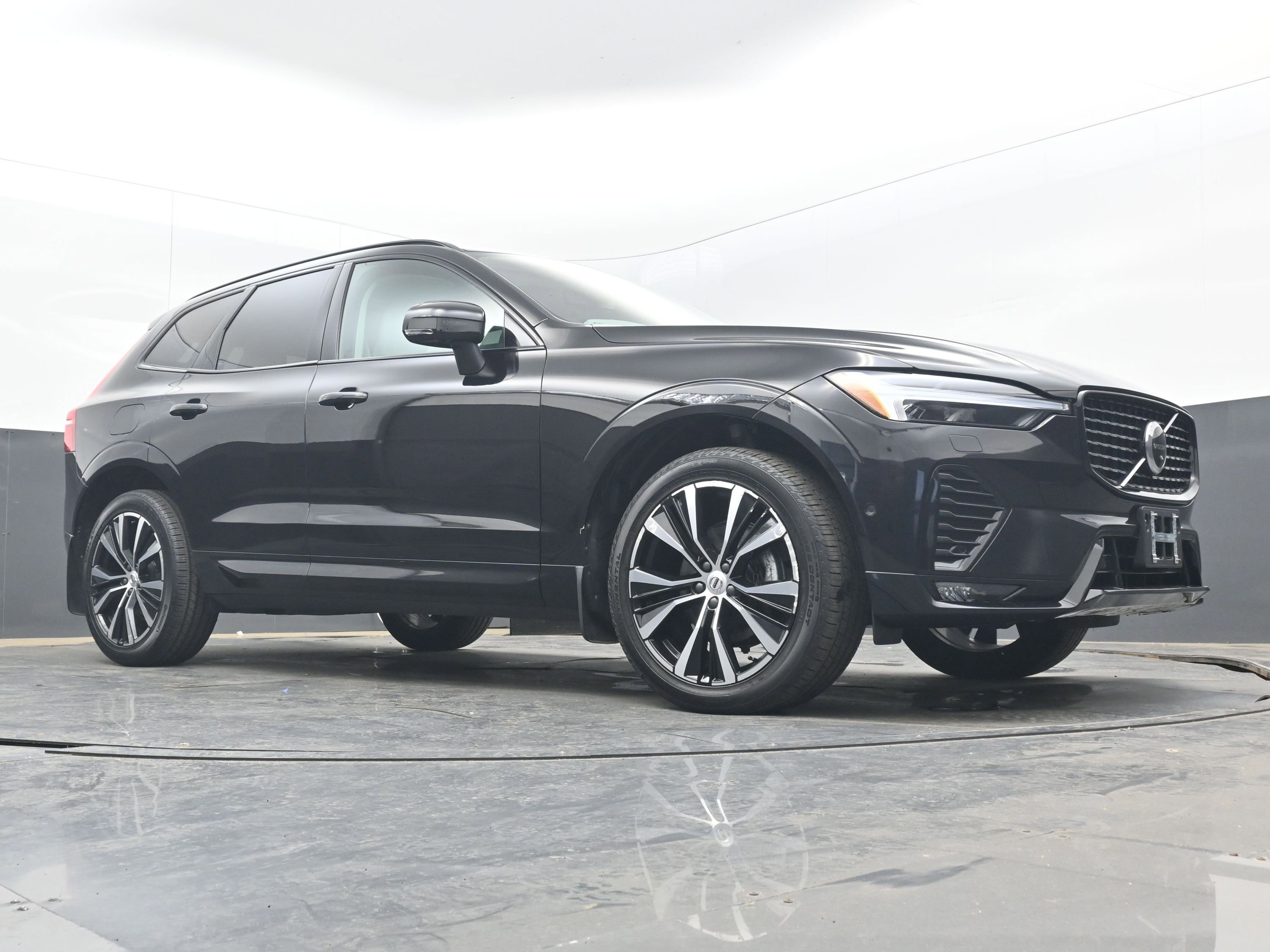 Used 2023 Volvo XC60 B5 Plus w/ Climate Package image 21