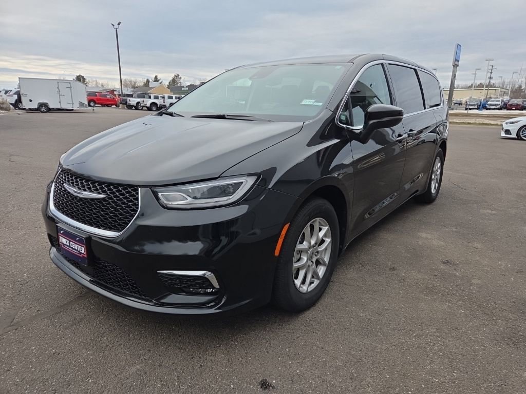 Used 2023 Chrysler Pacifica Touring-L FWD image 7