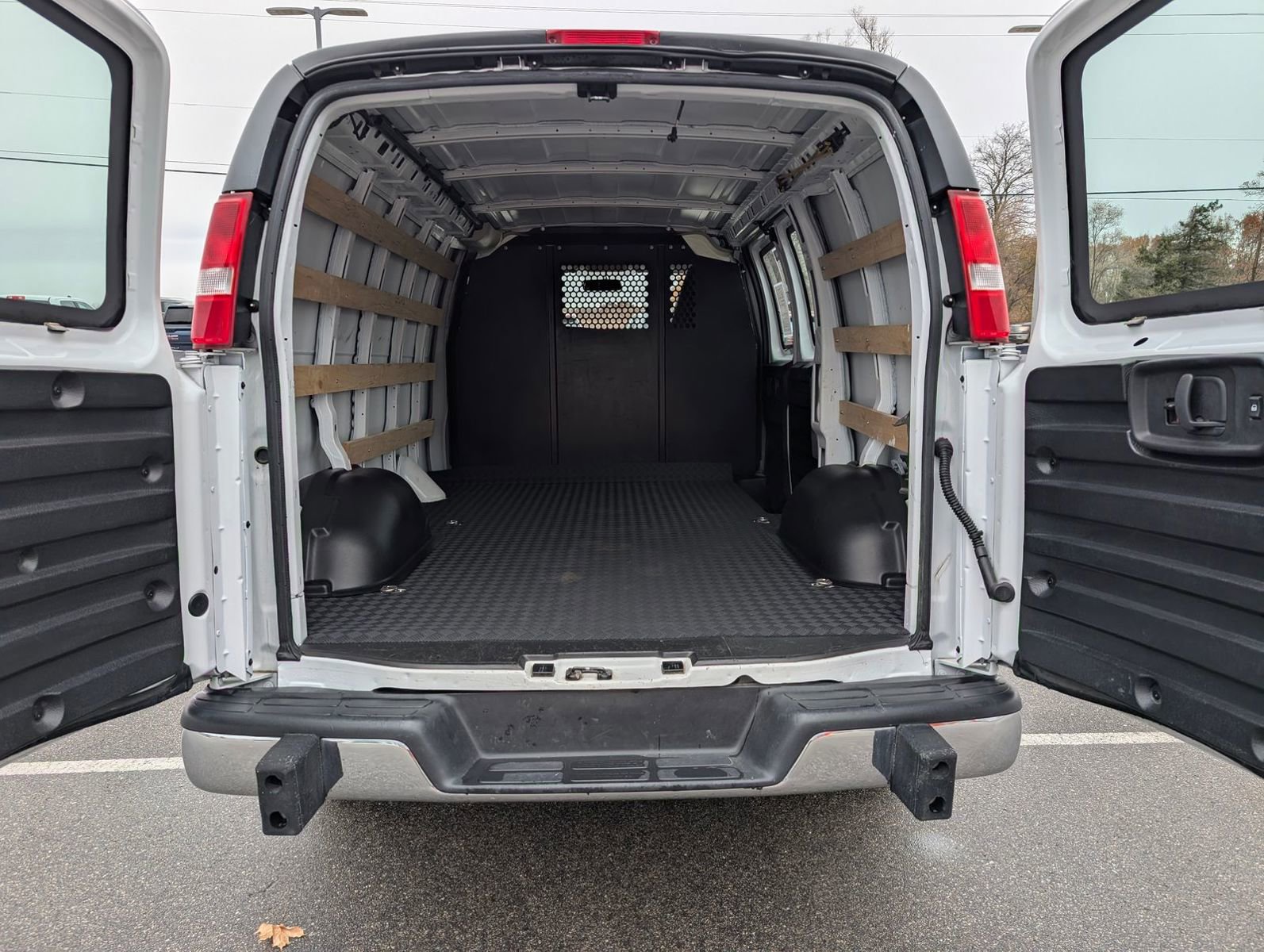 Used 2024 GMC Savana 2500 w/ Driver Convenience Package image 18