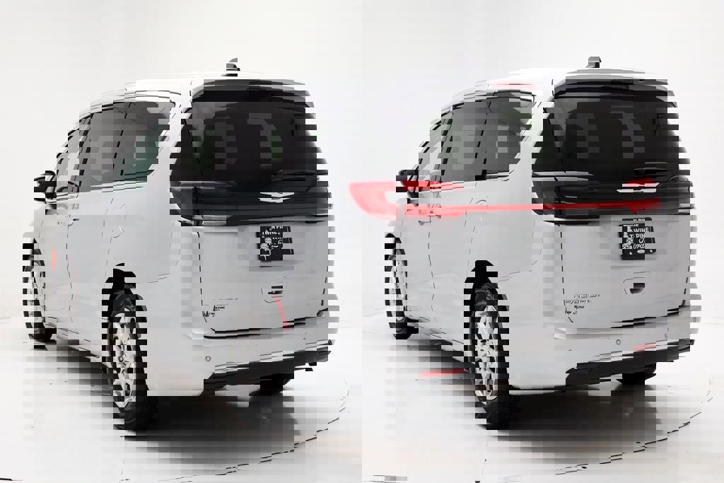 Used 2024 Chrysler Pacifica Touring-L image 7