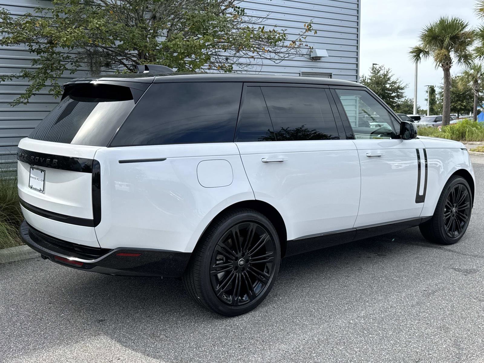 New 2025 Land Rover Range Rover Long Wheelbase SE image 6