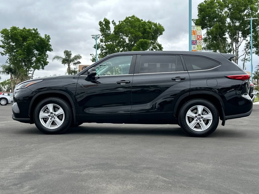 Used 2023 Toyota Highlander LE AWD/4WD image 6