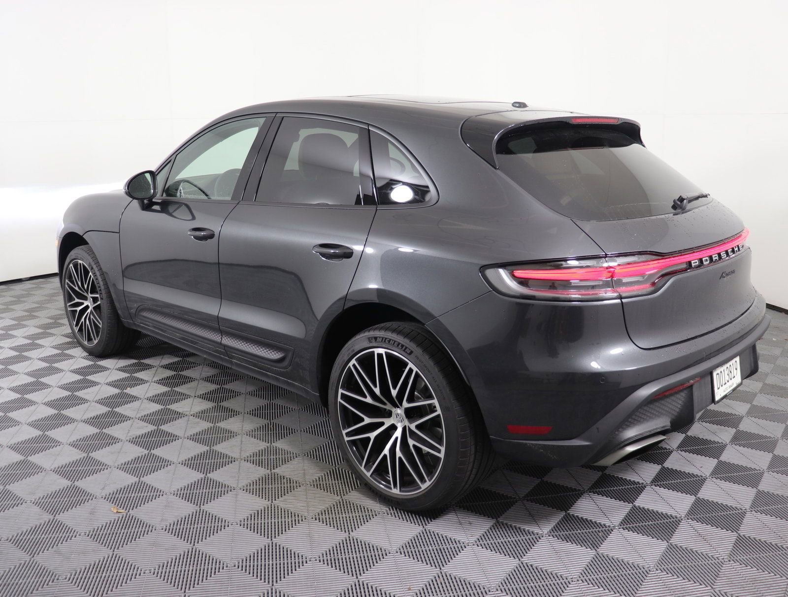 Used 2025 Porsche Macan image 3
