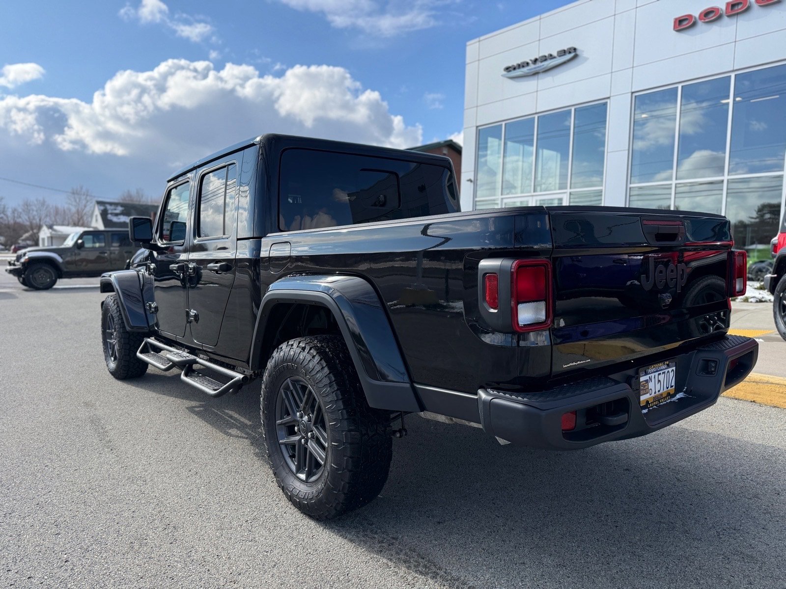 Certified 2025 Jeep Gladiator Sport AWD/4WD image 6