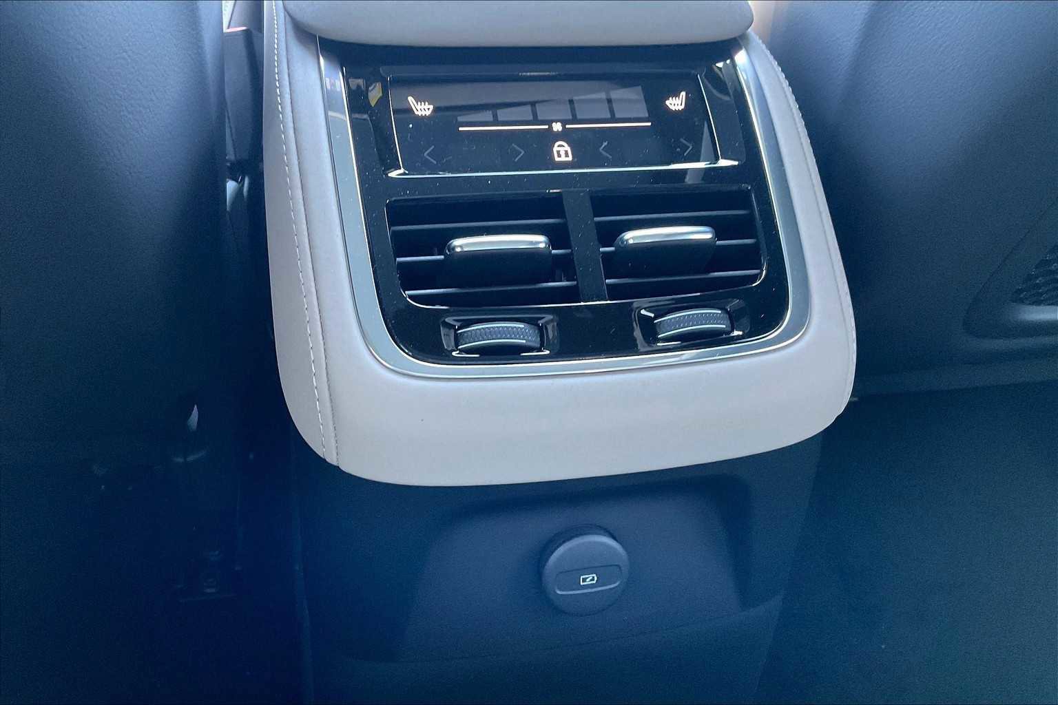 New 2026 Volvo XC90 T8 Plus w/ Protection Package Premier image 16