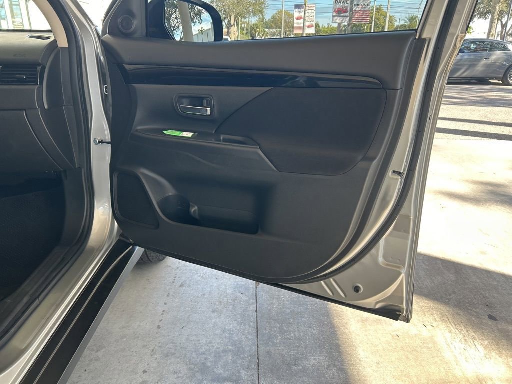 Used 2019 Mitsubishi Outlander ES image 22