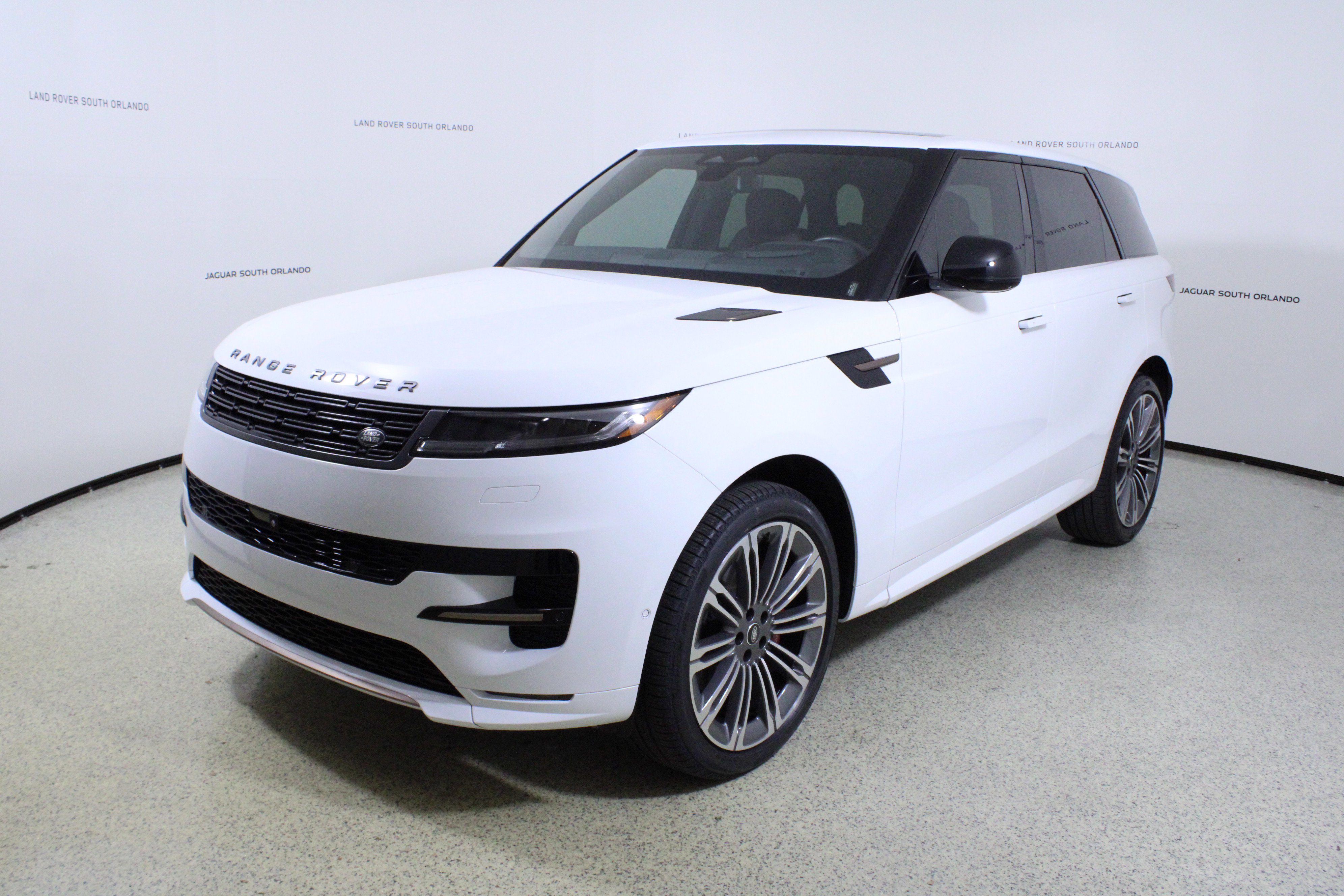 Used 2025 Land Rover Range Rover Sport Dynamic SE AWD/4WD image 4