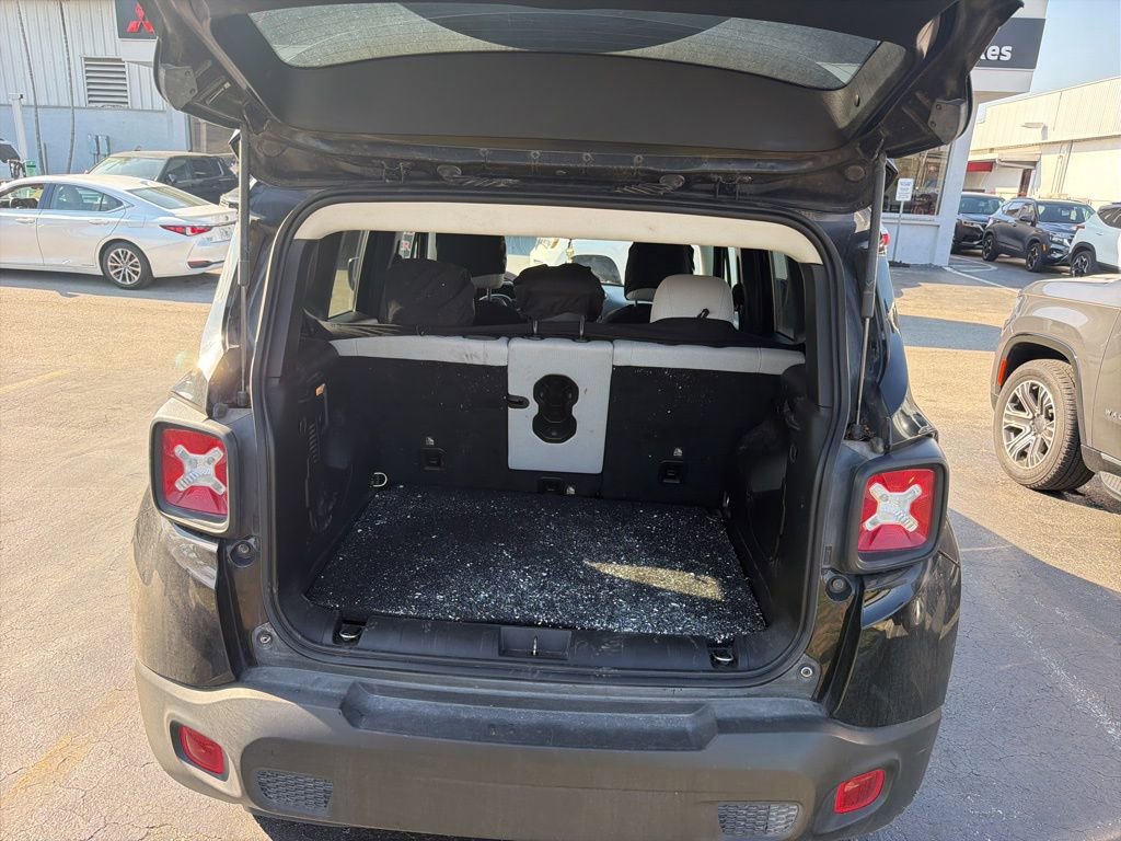 Used 2022 Jeep Renegade Latitude w/ Convenience Group image 3