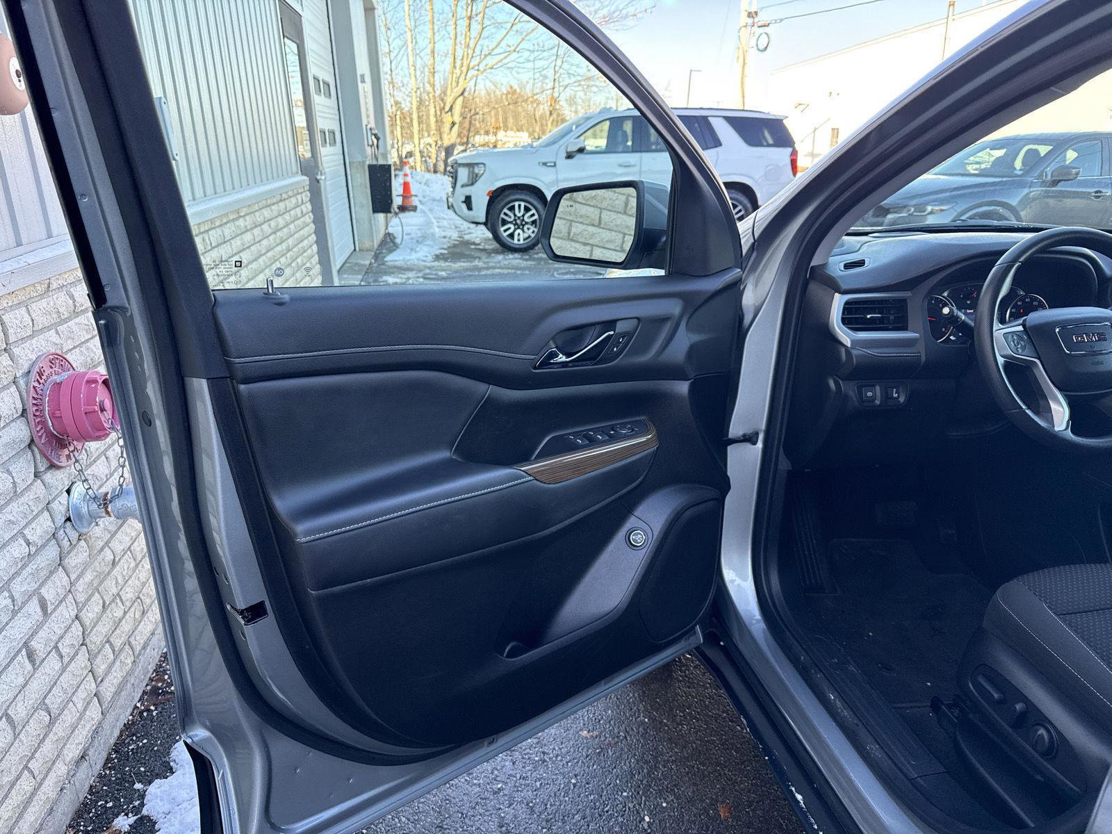 Used 2023 GMC Acadia SLE w/ Driver Convenience Package image 10