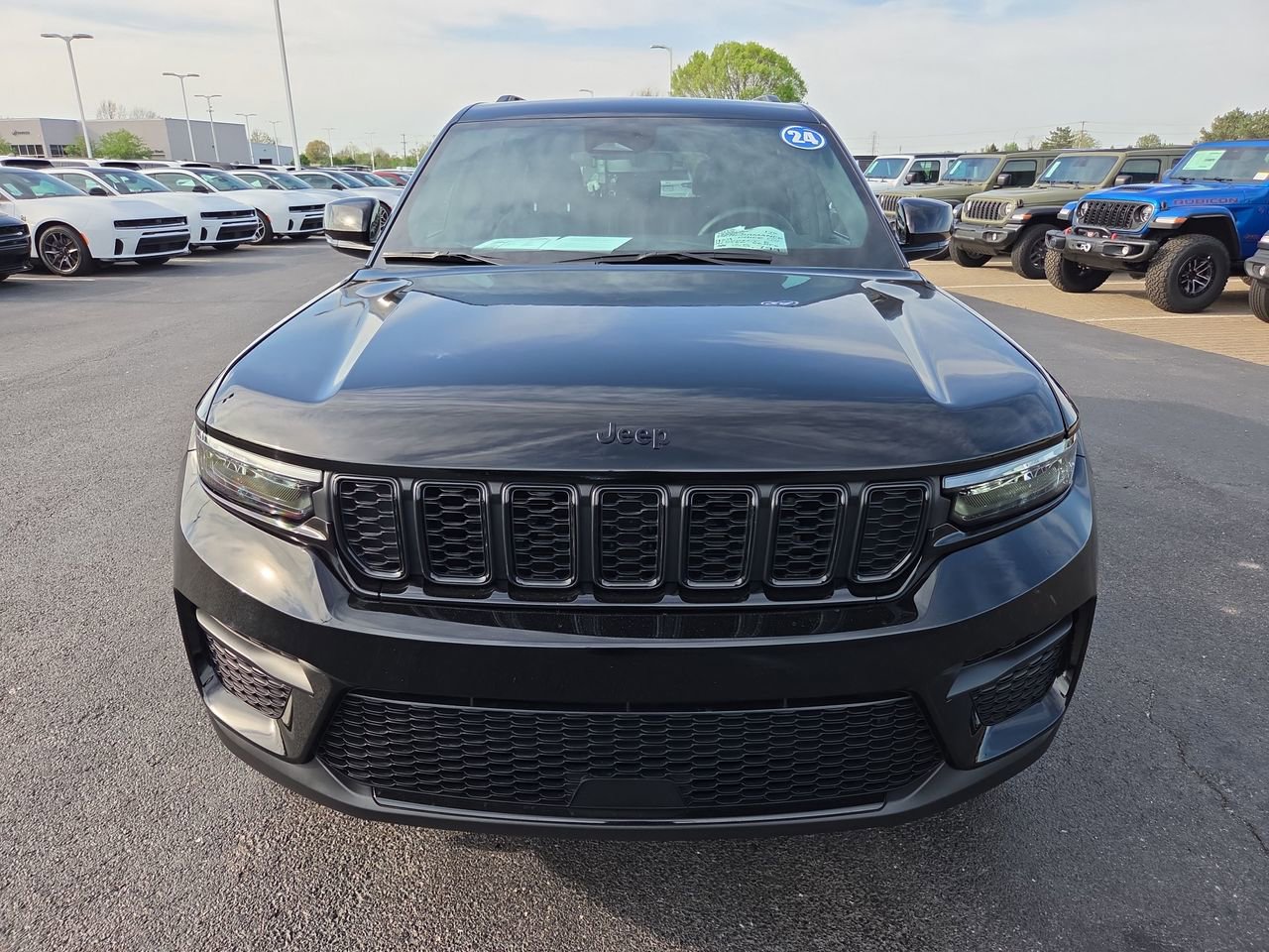 Used 2024 Jeep Grand Cherokee Altitude AWD/4WD image 2