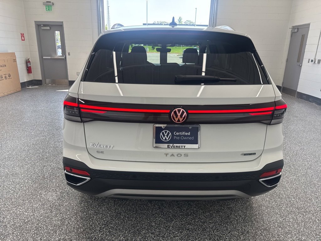Certified 2025 Volkswagen Taos SE image 3