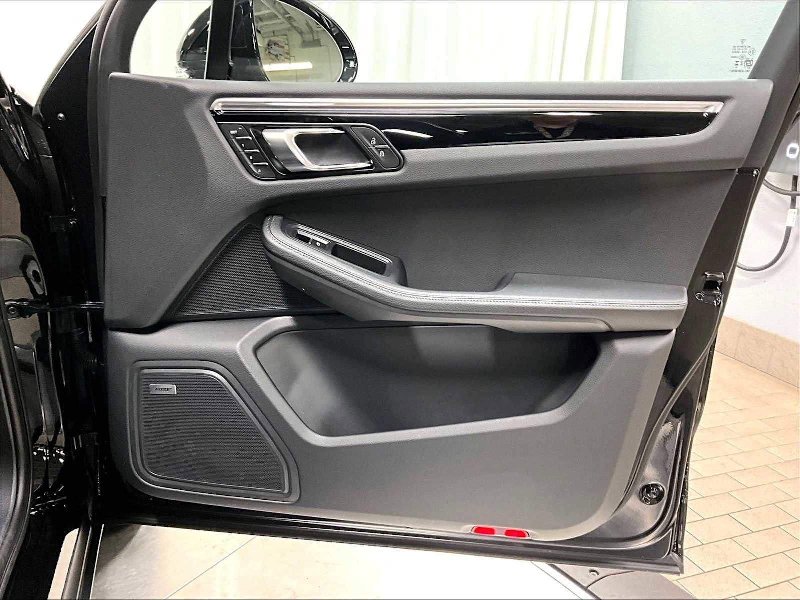 Used 2025 Porsche Macan w/ Premium Package Plus image 29