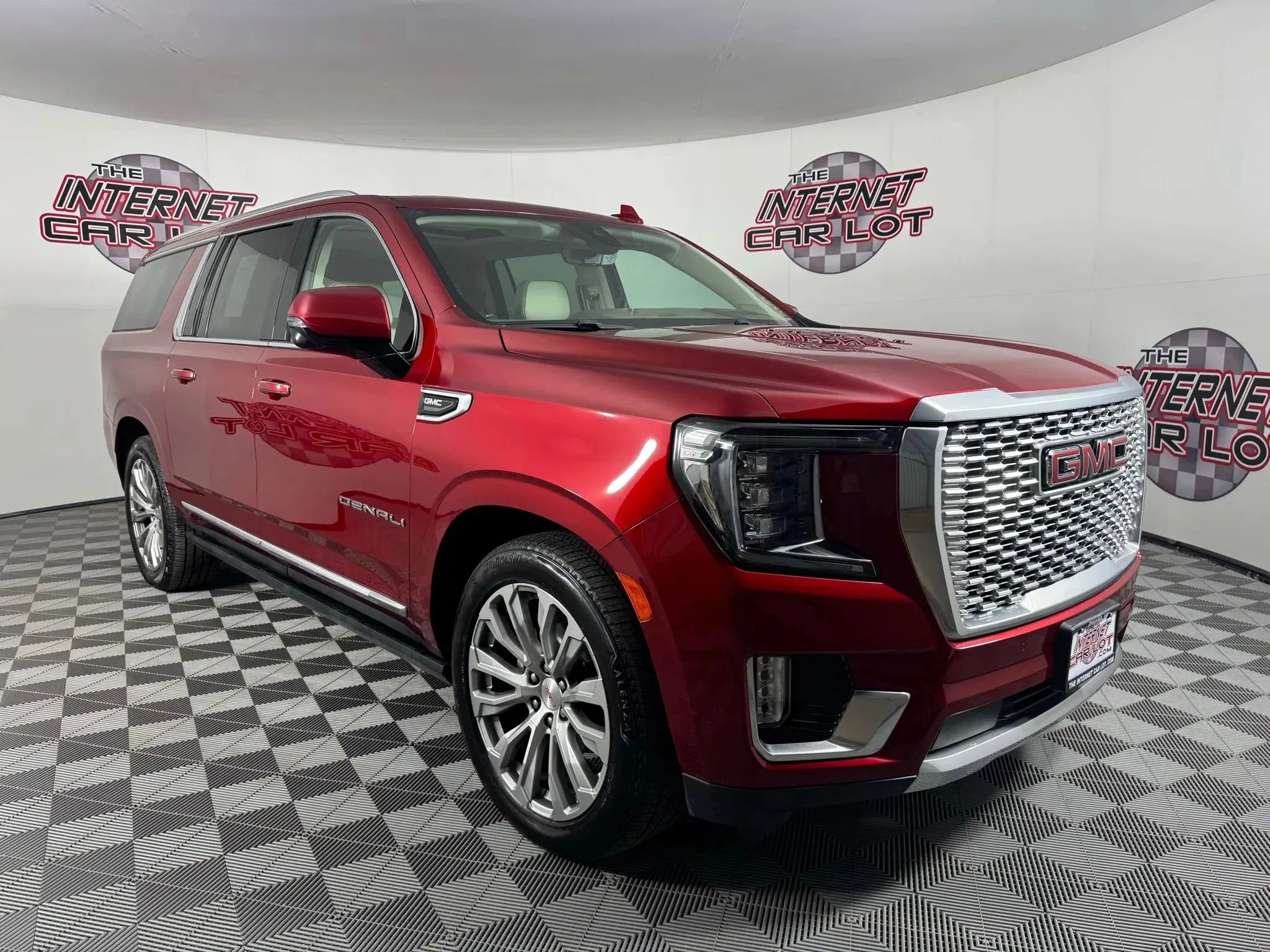 Used 2022 GMC Yukon XL Denali w/ Denali Premium Package image 9