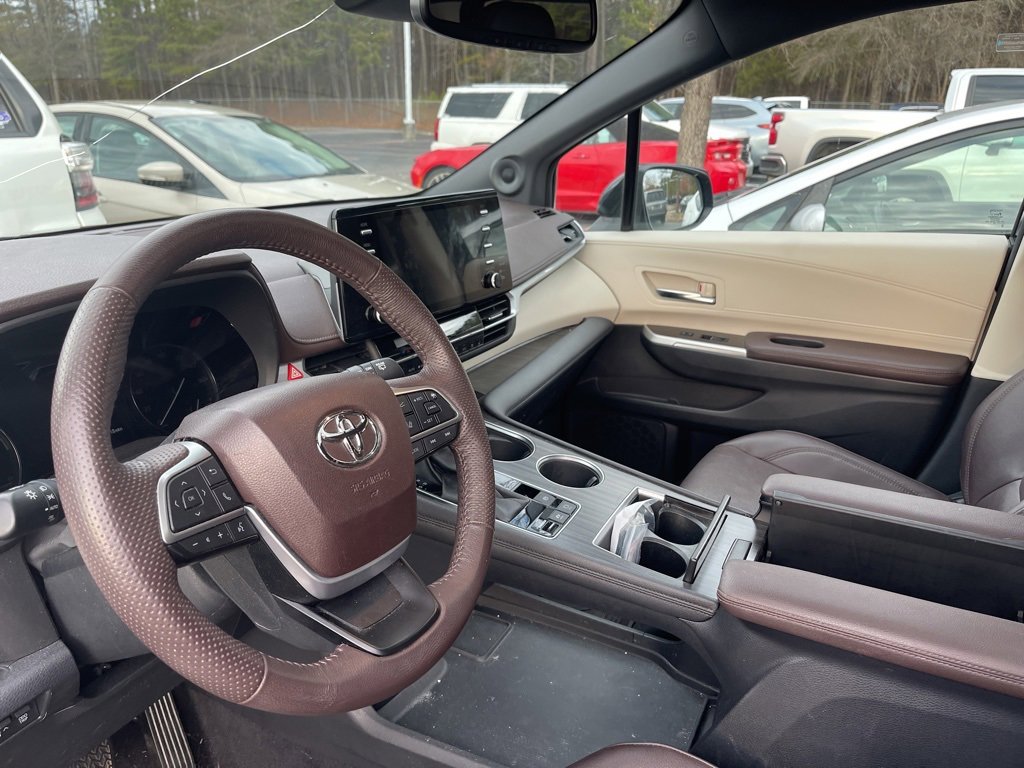 Used 2023 Toyota Sienna Platinum image 9