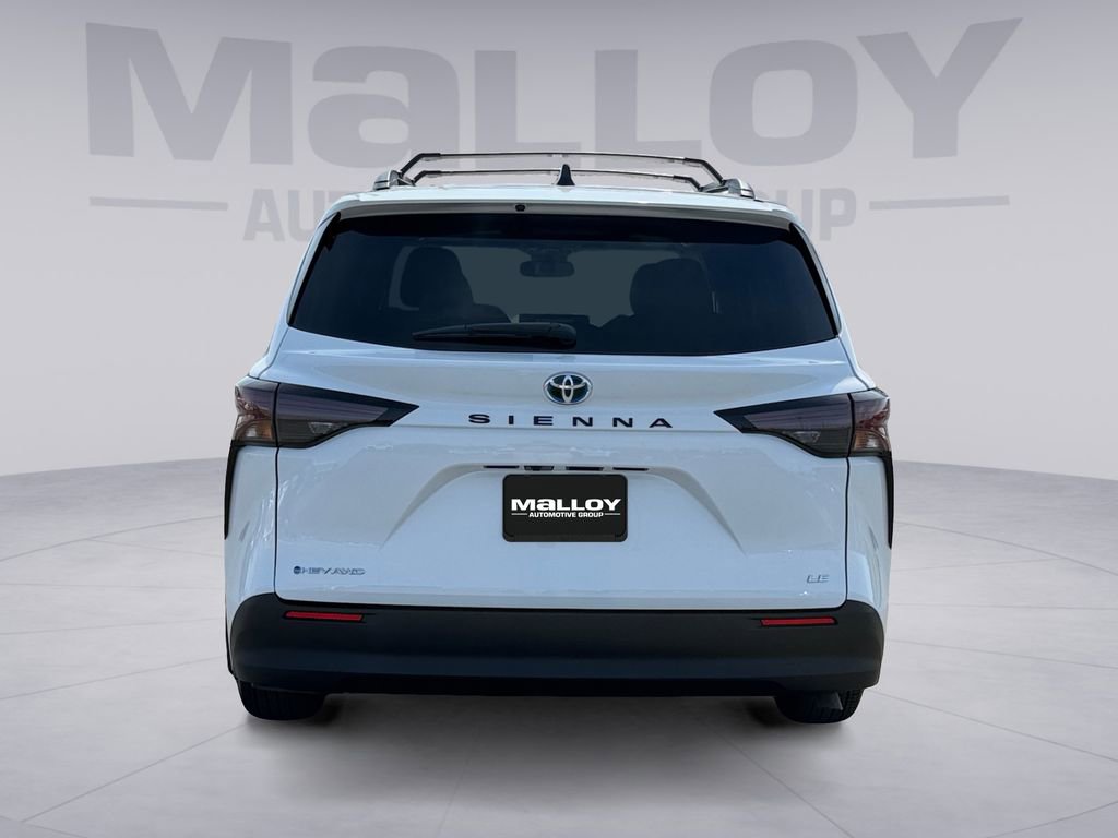 Used 2025 Toyota Sienna LE w/ LE Plus Package image 4