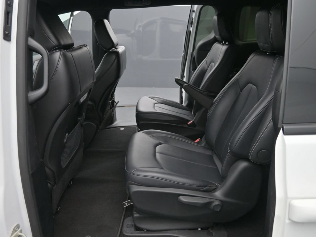Used 2024 Chrysler Pacifica Limited FWD image 22
