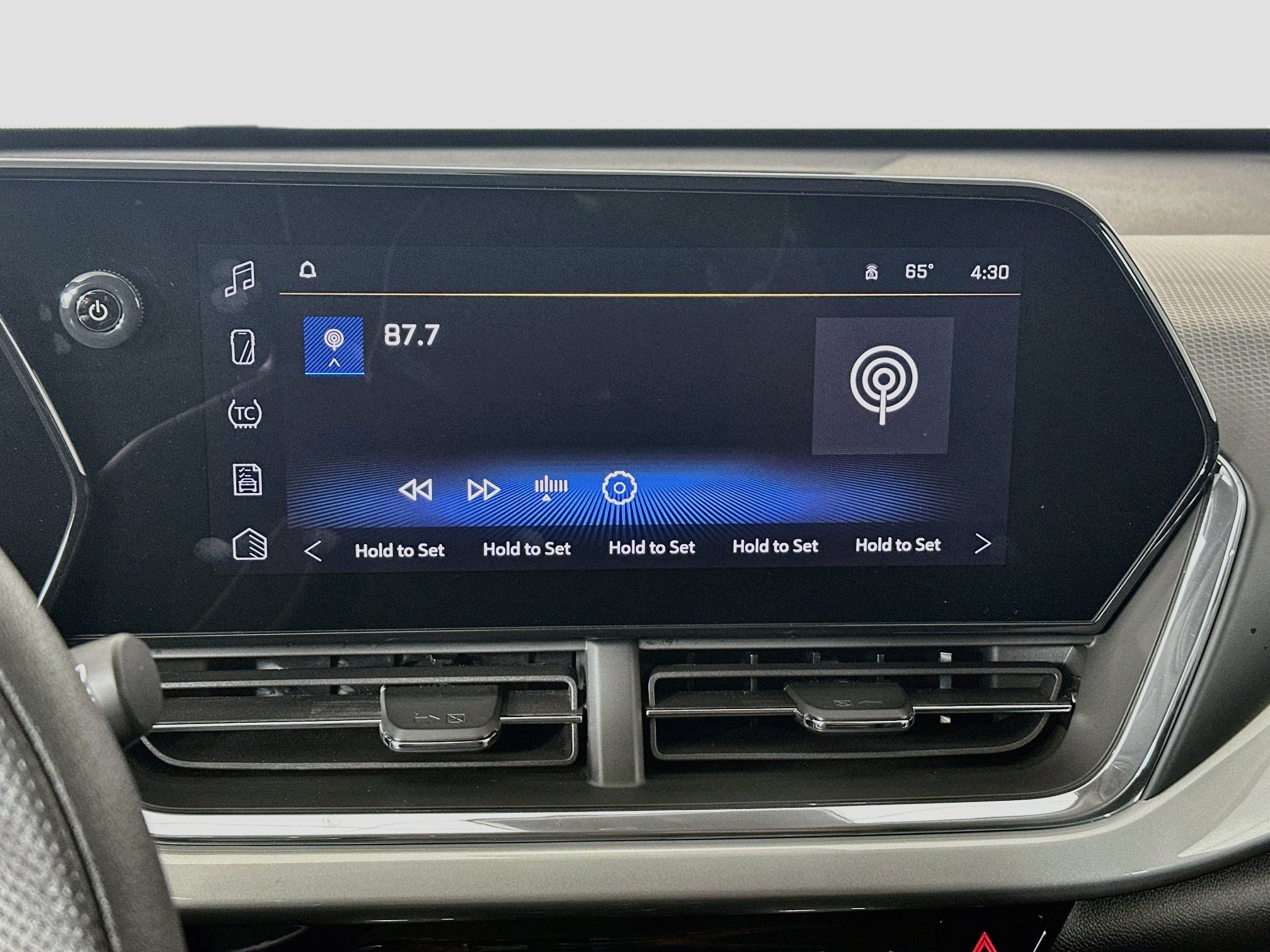 Used 2025 Chevrolet Trax LT FWD image 19